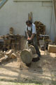 Click to see it big Ich mit Kettensäge, Impression aus dem Atelier